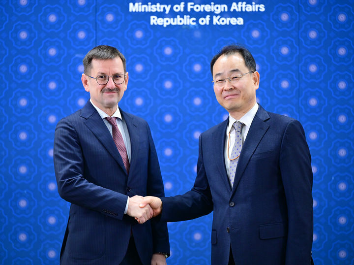 [서울=뉴시스]외교부는 18일 서울에서 제22차 한-유럽연합(EU) 공동위원회가 개최됐다고 밝혔다. 이번 공동위는 박종한 외교부 경제외교조정관과 에릭 쿠르츠바일 유럽연합(EU) 대외관계청(EEAS) 아태실장을 수석대표로 열렸다. *재판매 및 DB 금지