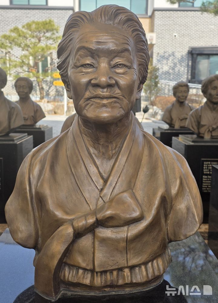 [경기광주=뉴시스] 신정훈 기자 = 나눔의집 입구에 건립된 일본군 피해 위안부 할머니 흉상. 2026.03.18. gs5654@newsis.com