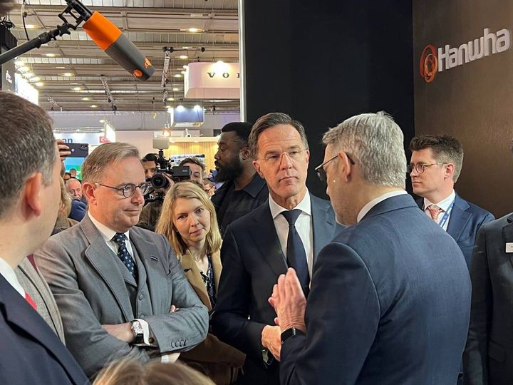 [서울=뉴시스] 한화에어로스페이스와 한화시스템은 지난 12~14일 벨기에 브뤼셀에서 열린 방산 전시회 'BEDEX 2026'에 참가했다. 사진은 한화 부스를 찾은 바르트 더 베버 벨기에 총리(왼쪽)와 마르크 뤼터 NATO 사무총장(오른쪽) 등이 관계자의 설명을 듣는 모습. (사진=한화 제공) 2026.03.18 photo@newsis.com *재판매 및 DB 금지