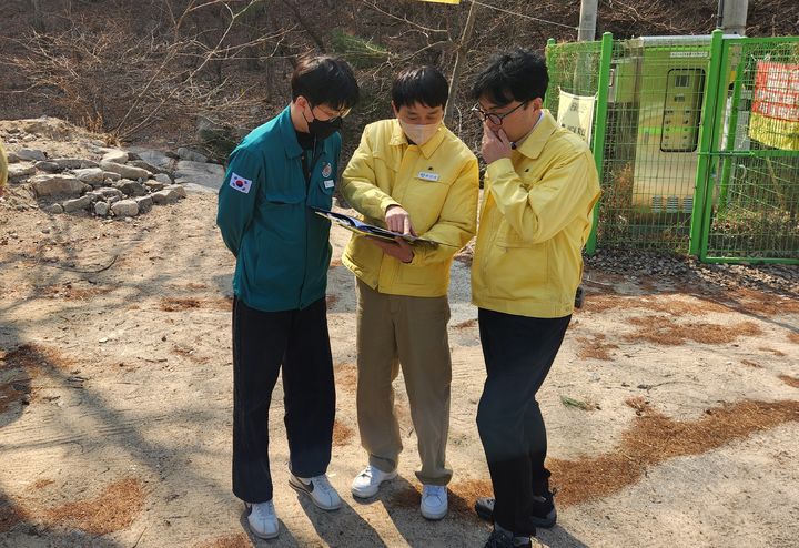 [대구=뉴시스]대구시 군위군의 하천·계곡 내 불법 점용시설에 대한 합동 점검 모습이다(사진=군위군 제공) 2026.03.18 photo@newsis.com *재판매 및 DB 금지