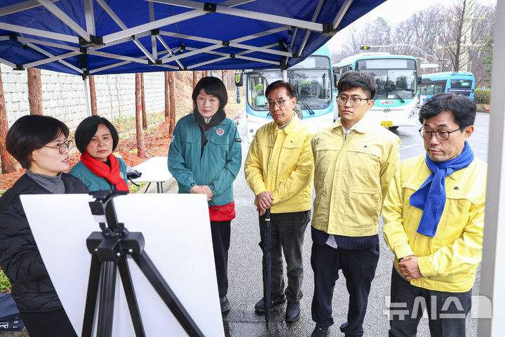 [의왕=뉴시스] 의왕시 의원들이 봄철 주요현장을 점검하고 있다. (사진=의왕시 의회 제공).2026.03.18. photo@newsis.com