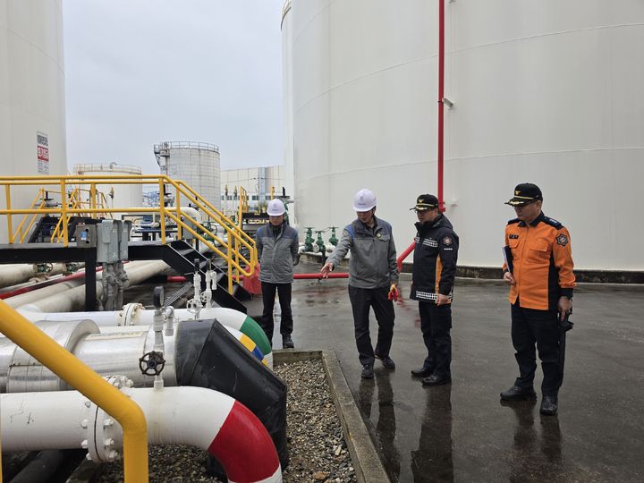 [동해=뉴시스] 18일 강윤혁 동해소방서장이 최근 중동 정세 불안정에 따른 국제 유가 상승 등 에너지 시장 변화에 대응하기 위해 대량 석유시설 안전관리 강화에 나서고 있다.(사진=동해서방서 제공)2026.3.18.photo@newsis.com *재판매 및 DB 금지