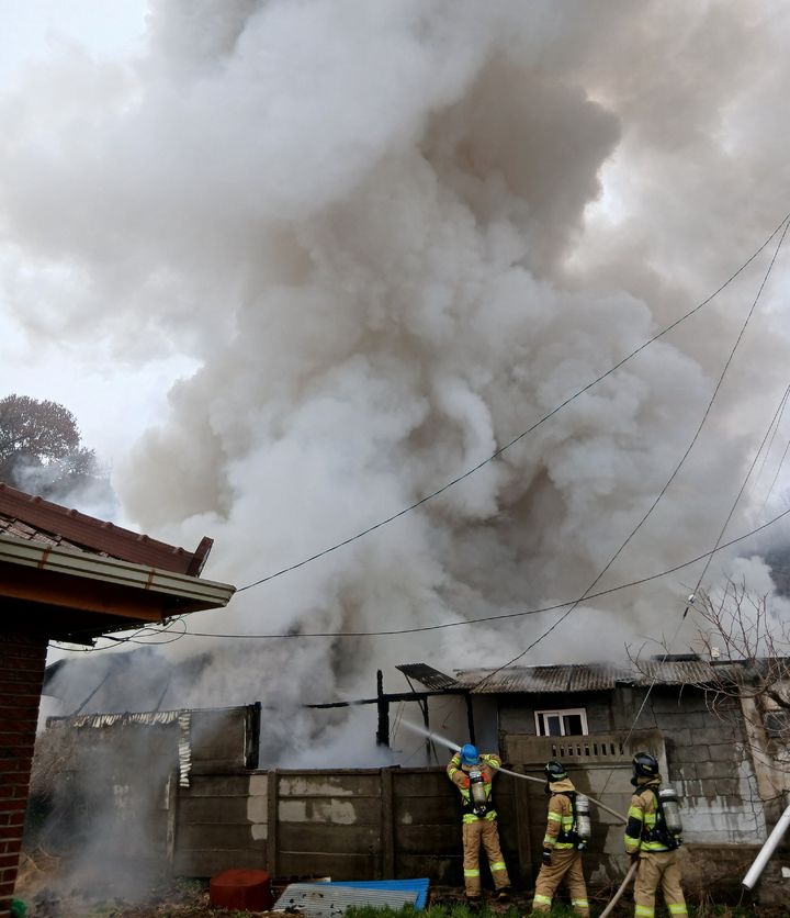 [군산=뉴시스] 18일 오후 2시18분께 전북 군산시 사정동의 한 단독주택에서 불이 나 연기가 피어오르고 있다. (사진=전북도소방본부 제공) 2026.03.18. photo@newsis.com *재판매 및 DB 금지