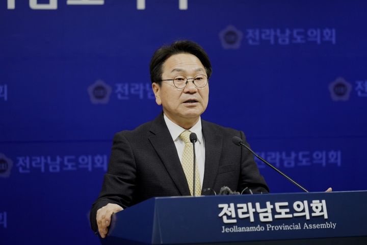 [무안=뉴시스] 강기정 민주당 전남광주통합특별시장 경선 후보가 18일 전남도의회 브리핑룸에서 전남 서남권 미래 발전 전략을 발표하고 있다. (사진 = 강기정 후보 측 제공). 2026.03.18. photo@newsis.com *재판매 및 DB 금지
