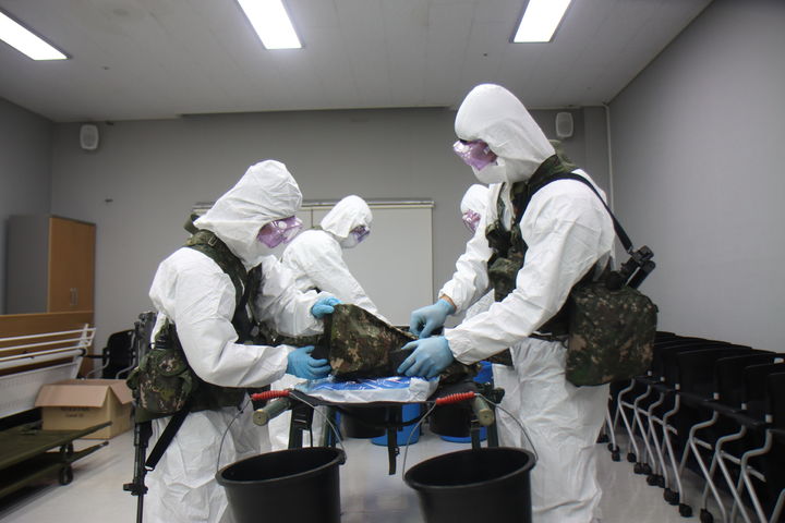 [대전=뉴시스] 32보병사단이 18일 대전 뿌리공원에서 핵과 대량살상무(WMD) 사후 관리 훈련 중 들것환자에 대해 제독을 실시하고 있다. (사진=제32보병사단 제공) 2026.03.18. photo@newsis.com *재판매 및 DB 금지