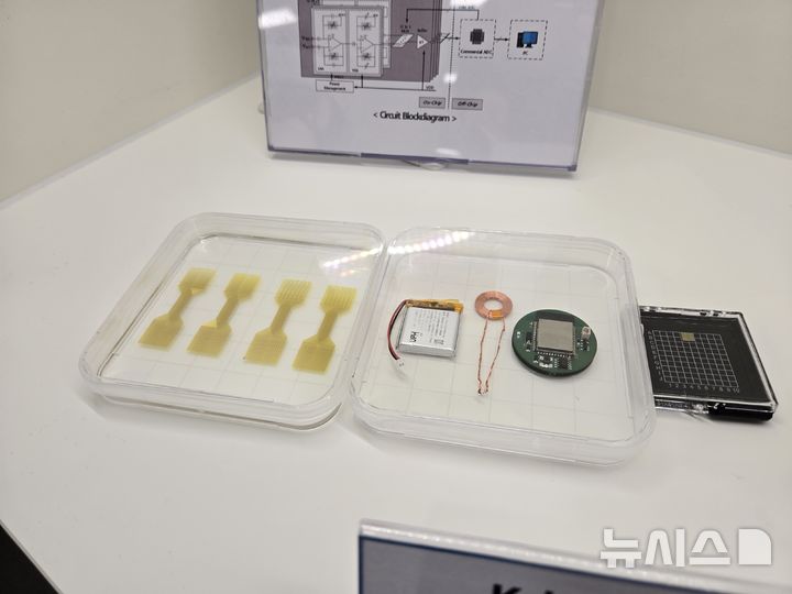 [성남=뉴시스]18일 제44차 생명공학종합정책심의회가 개최된 경기 성남시 판교 와이브레인에 'K-뉴럴링크' 샘플이 전시돼있다. (사진=윤현성 기자)