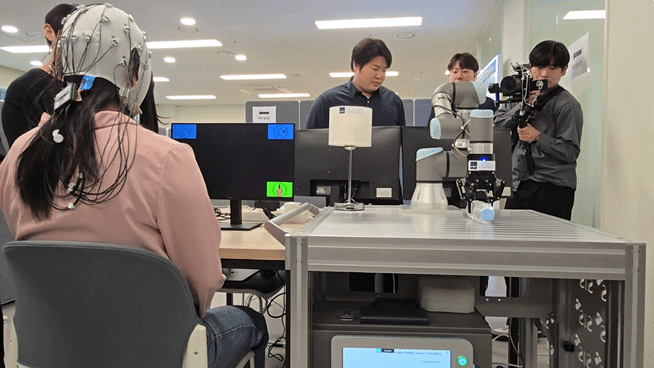 [성남=뉴시스]18일 제44차 생명공학종합정책심의회가 개최된 경기 성남시 판교 와이브레인에서 비침습형 전극 기술로 뇌파를 활용해 로봇팔을 제어하는 시연이 진행되고 있다. (사진=윤현성 기자) *재판매 및 DB 금지