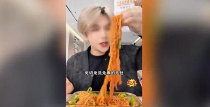 [서울=뉴시스]중국의 유명 인플루언서 '루하(鹿哈)'가 라이브 커머스를 통해 주력으로 홍보한 '공차이 첸청두(贡菜千层肚)'. 해당 제품은 누적 판매량이 3000만건을 넘었다. 사진 유튜브 캡처 *재판매 및 DB 금지