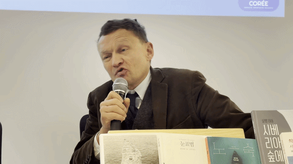 [서울=뉴시스] 한이재 기자 = 18일 오후 주한 프랑스대사관 김중업관에서 작가 실뱅 테송이 발언하고 있다. 2026.03.18. nowone@newsis.com *재판매 및 DB 금지