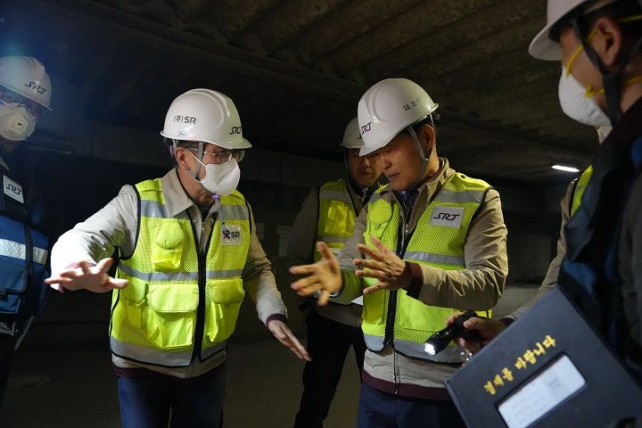 [서울=뉴시스] 정왕국 SR 대표이사는 18일 율현터널 수직구 현장을 찾아 관계자들과 안전점검을 실시하고 있다. 2026.03.18. (사진=SR 제공) photo@newsis.com *재판매 및 DB 금지