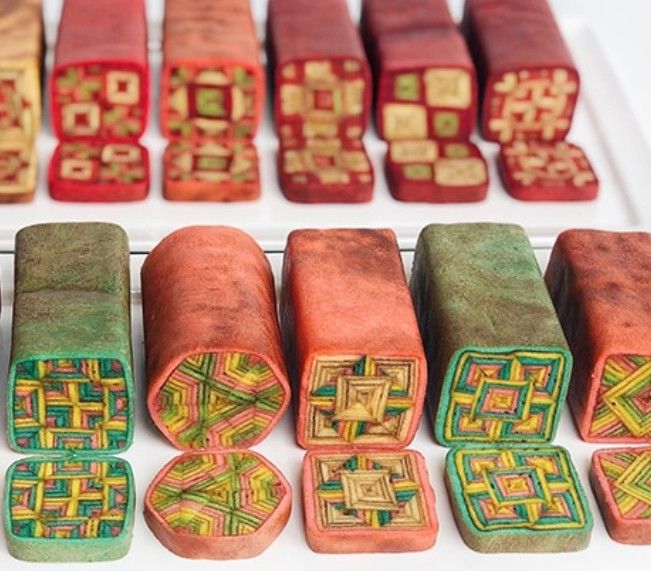 [서울=뉴시스]말레이시아 사라왁주의 대표 디저트인 '켁 라피스(kek lapis)'의 단면. (사진 = X 캡처) *재판매 및 DB 금지