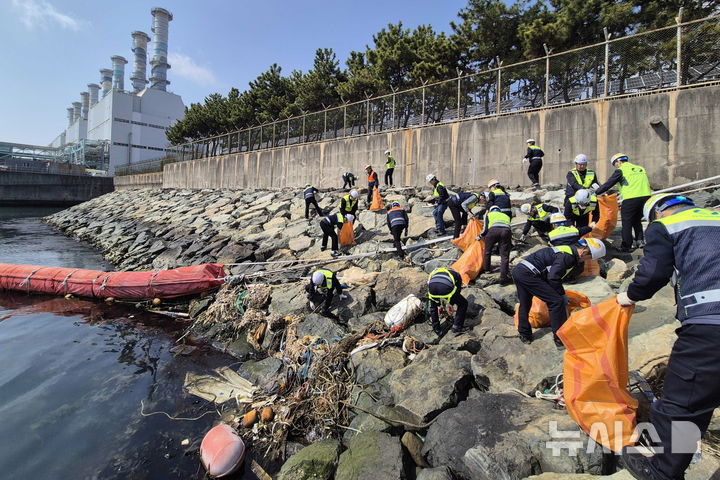 [세종=뉴시스]한국남부발전은 지난 17일 세계 물의 날을 맞아 지역사회 환경보호와 수자원의 가치를 되새기기 위한 환경정화 및 자원순환 캠페인을 실시했다.(사진=남부발전 제공)