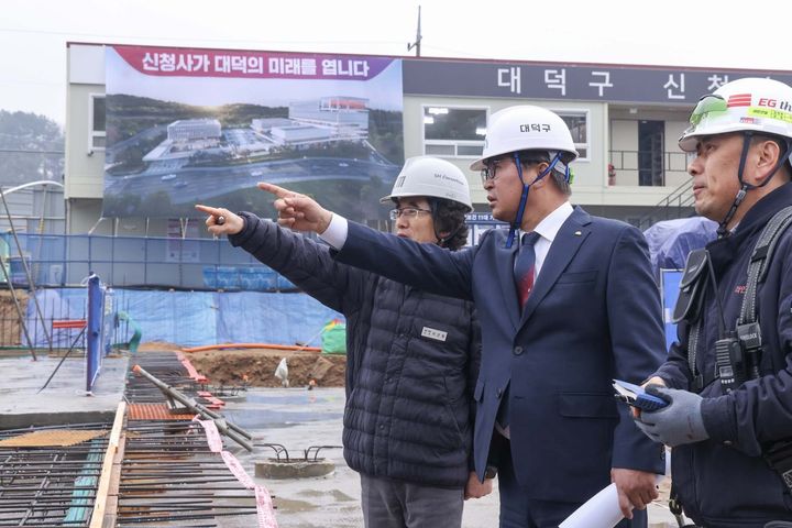 [대전=뉴시스] 조명휘 기자 = 최충규(가운데) 대전 대덕구청장이 18일 연축동 도시개발사업지 내 신청사 건립 현장을 방문해 지하 기초공사 진행 상황을 점검하고 있다. (사진= 대덕구 제공) 2026.03.18. photo@newsis.com *재판매 및 DB 금지