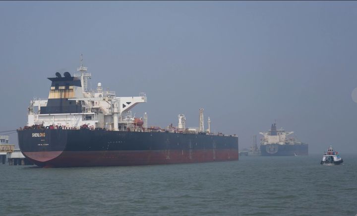 [뭄바이=AP/뉴시스] 사우디아라비아에서 원유를 싣고 호르무즈 해협을 통과한 라이베리아 국적의 유조선 선룽 수에즈 막스호가 12일 인도 뭄바이항에 입항하고 있는 모습이 포착됐다.2026.03.18. *재판매 및 DB 금지