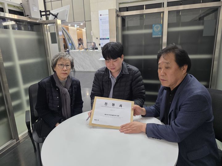 [뉴시스] 18일 진정서를 제출하기 위해 법제처를 찾은 세운지구상생개발협의회 관계자들. (사진=세운지구상생개발협의회 제공) 2026.3.18 *재판매 및 DB 금지