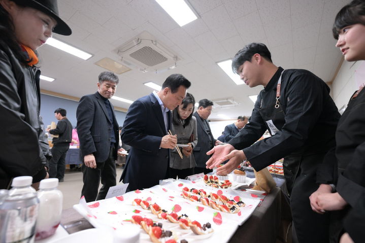 [논산=뉴시스]백성현 논산시장이 18일 논산딸기축제를 앞두고 개발된 딸기 디저트를 시식하고 있다. (사진=논산시 제공) 2026. 03. 18 photo@newsis.com *재판매 및 DB 금지