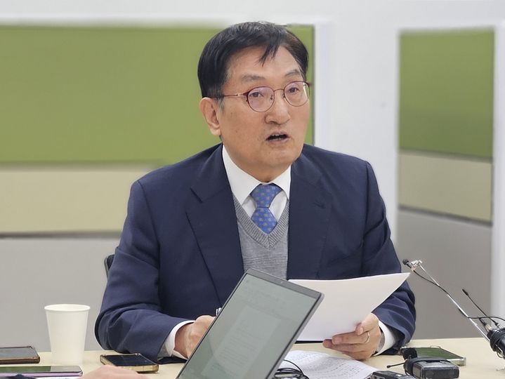 [청주=뉴시스] 이도근 기자= 노영민 더불어민주당 충북지사 예비후보가 18일 오후 충북도청 기자실에서 신용한 예비후보의 선거 문자 메시지에 대한 문제를 제기하고 있다. 2026.03.18. nulha@newsis.com *재판매 및 DB 금지