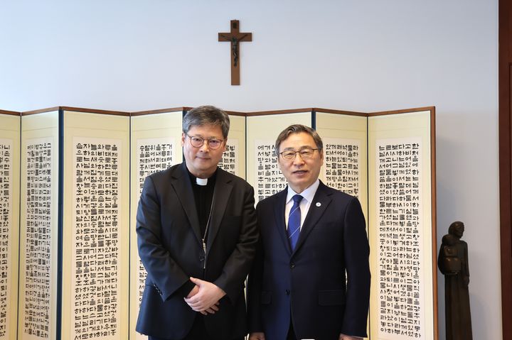 [서울=뉴시스] 17일 천주교 서울대교구장 정순택 대주교가 서울대교구청 교구장 접견실에서 정근식 서울시교육감과 기념촬영을 하고 있다. (사진=천주교 서울대교구 제공) 2026.03.18. photo@newsis.com *재판매 및 DB 금지
