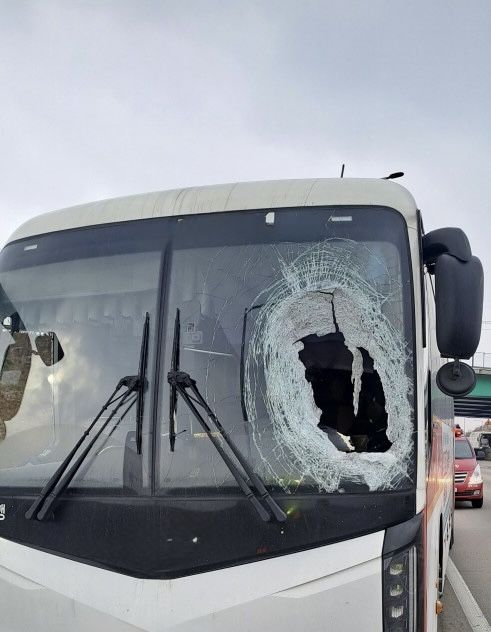 [평택=뉴시스] 사고가 난 버스. (사진=경기도소방재난본부 제공) 2026.03.18. photo@newsis.com *재판매 및 DB 금지