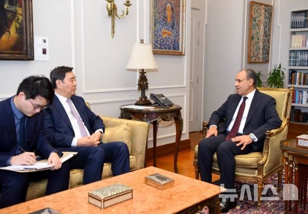 [베이징=뉴시스] 자이쥔 중국정부 중동문제특사는 17일 이집트 카이로에서 바드르 압델라티 이집트 외무장관과 만나 중동 문제를 논의했다고 18일 중국 외교부가 밝혔다.(사진=중국 외교부 홈페이지 갈무리) 2026.03.18 photo@newsis.com