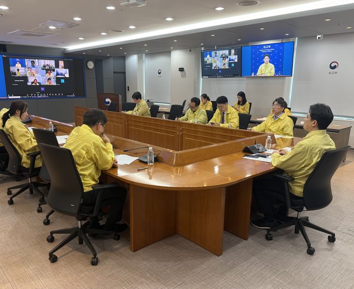 [서울=뉴시스]외교부는 최근 중동 상황과 관련, 호르무즈 해협 내 우리 선박과 선원의 안전 확보 방안을 논의하기 위해 18일 관계부처-공관 합동 상황점검회의를 개최했다고 밝혔다. *재판매 및 DB 금지