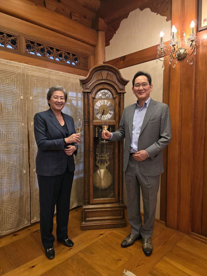 [서울=뉴시스]이재용 회장이 18일 서울 이태원동 승지원에서 리사 수 AMD 최고경영자(CEO)와 만찬에 앞서 술잔을 들고 기념 촬영하고 있다. (사진=삼성전자 제공) 2026.03.18. photo@newsis.com *재판매 및 DB 금지