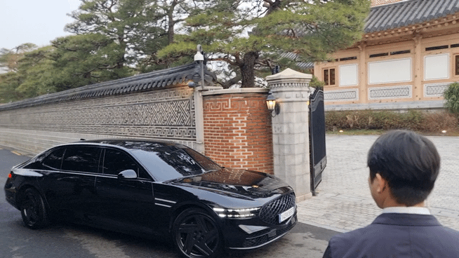 [서울=뉴시스]이지용 기자 = 이재용 삼성전자 회장이 18일 오후 리사 수 AMD CEO와 만나기 위해 승지원에 들어서고 있다. 2026.03.18. leejy5223@newsis.com *재판매 및 DB 금지 *재판매 및 DB 금지