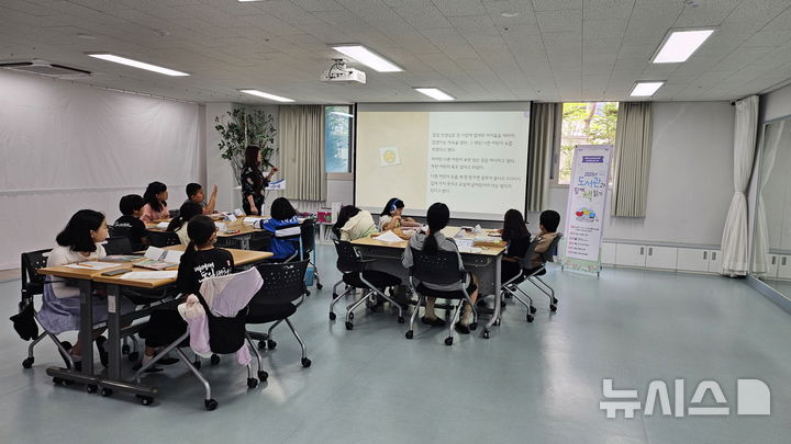 [시흥=뉴시스] 시흥시 중앙도서관, 공모 사업 프로그램 운영 현장. (사진=시흥시 제공).2026.03.19. photo@newsis.com