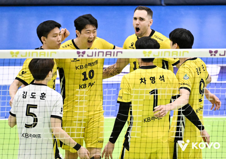 [서울=뉴시스]남자배구 KB손해보험 봄 배구 진출. (사진=KOVO 제공)