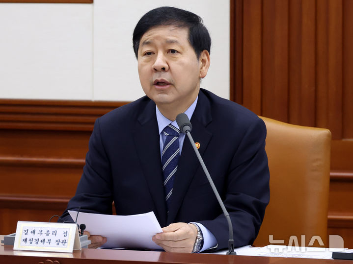 [서울=뉴시스] 추상철 기자 = 구윤철 부총리 겸 재정경제부 장관이 18일 오전 서울 종로구 정부서울청사에서 열린 '비상경제장관회의 겸 공급망안정화위원회', '대외경제장관회의'에서 발언하고 있다. 2026.03.18. scchoo@newsis.com