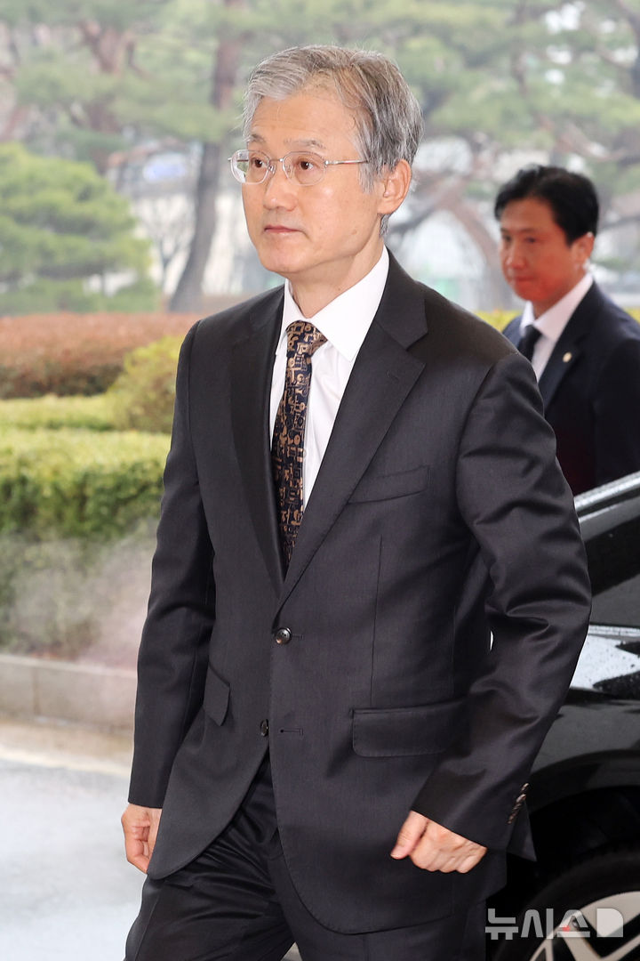 [서울=뉴시스] 조성우 기자 = 조희대 대법원장이 18일 오전 서울 서초구 대법원으로 출근하고 있다. 2026.03.18. xconfind@newsis.com