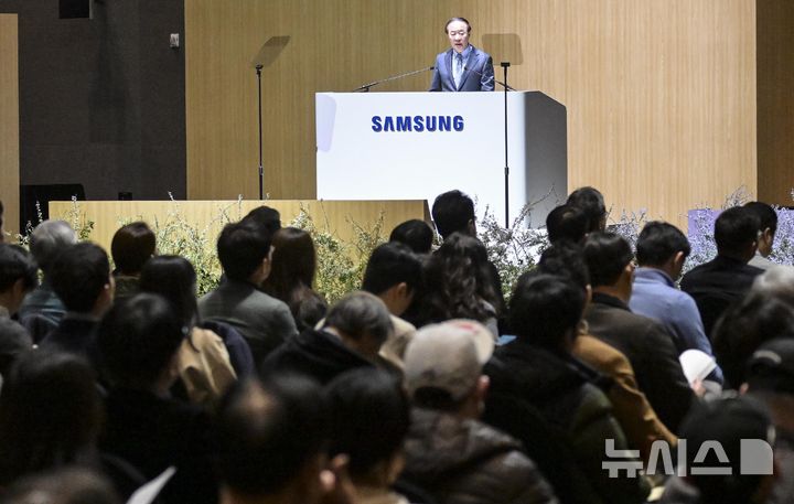 [수원=뉴시스] 김종택 기자 = 전영현 삼성전자 대표이사 부회장 겸 DS부문장이 18일 오전 경기 수원시 수원컨벤션센터에서 열린 제57기 정기 주주총회에서 인사말을 하고 있다. (공동취재) 2026.03.18. photo@newsis.com