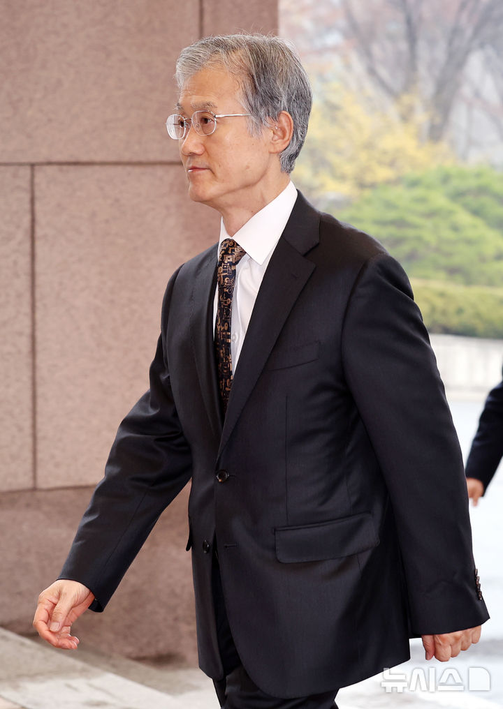 [서울=뉴시스] 조성우 기자 = 조희대 대법원장이 18일 오전 서울 서초구 대법원으로 출근하고 있다. 2026.03.18. xconfind@newsis.com