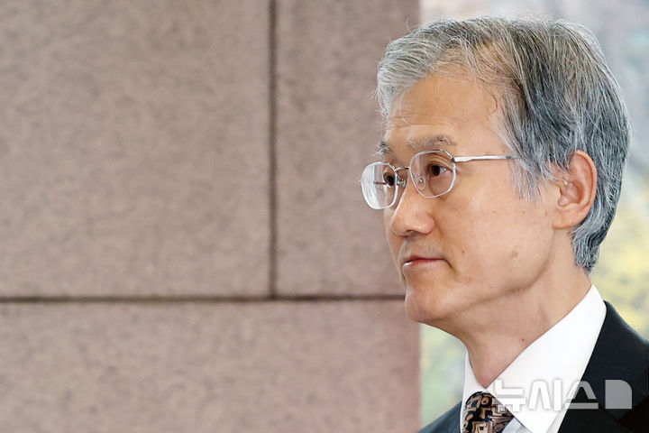 [서울=뉴시스] 조성우 기자 = 조희대 대법원장이 18일 오전 서울 서초구 대법원으로 출근하고 있다. 2026.03.18. xconfind@newsis.com