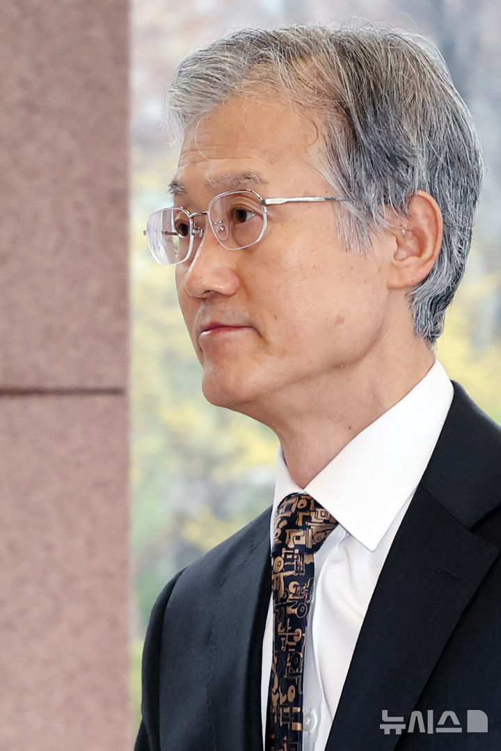 [서울=뉴시스] 조성우 기자 = 조희대 대법원장이 18일 오전 서울 서초구 대법원으로 출근하고 있다. 2026.03.18. xconfind@newsis.com