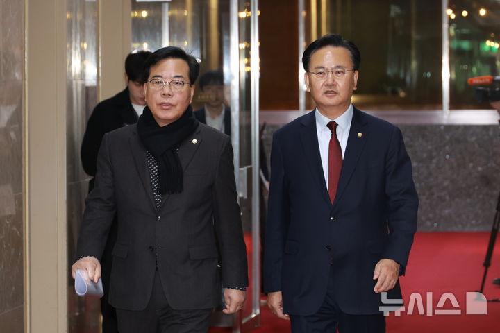 [서울=뉴시스] 고승민 기자 = 국민의힘 송언석 원내대표와 유상범 원내운영수석부대표가 18일 서울 여의도 국회에서 우원식 의장실로 향하고 있다. 2026.03.18. kkssmm99@newsis.com