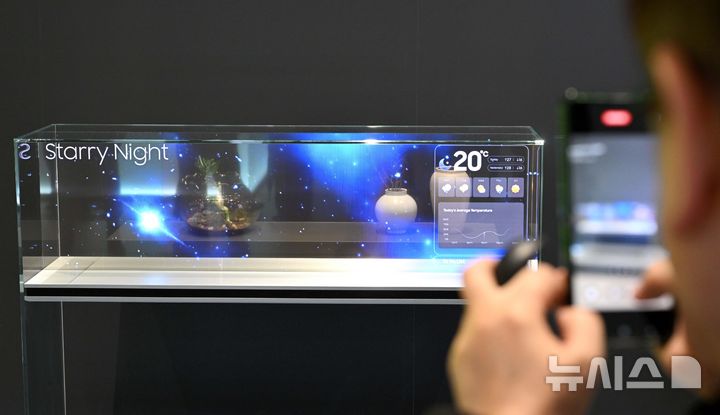 [수원=뉴시스] 김종택 기자 = 18일 경기 수원시 영통구 수원컨벤션센터에서 열린 '제57기 삼성전자 정기주주총회'에서 주주들이 투명 마이크로 LED를 보고 있다. (공동취재) 2026.03.18. photo@newsis.com