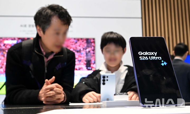 [수원=뉴시스] 김종택 기자 = 18일 경기 수원시 영통구 수원컨벤션센터에서 열린 '제57기 삼성전자 정기주주총회'에서 주주들이 갤럭시S26 시리즈를 보고 있다. (공동취재) 2026.03.18. photo@newsis.com