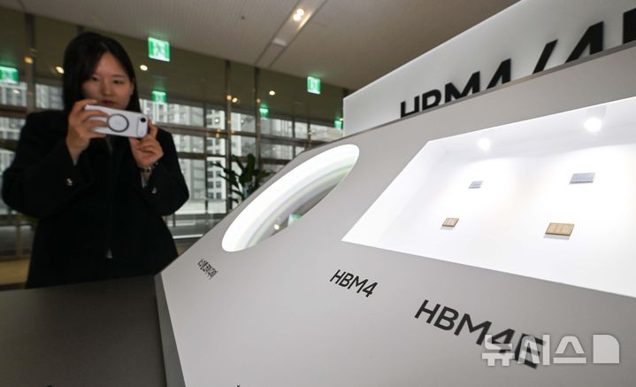 [수원=뉴시스] 김종택 기자 = 18일 경기 수원시 영통구 수원컨벤션센터에서 열린 '제57기 삼성전자 정기주주총회'에서 주주들이 HBM4, HBM4E 메모리를 보고 있다. (공동취재) 2026.03.18. photo@newsis.com