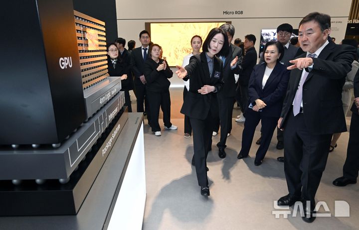 [수원=뉴시스] 김종택 기자 = 18일 경기 수원시 영통구 수원컨벤션센터에서 열린 '제57기 삼성전자 정기주주총회'에서 신제윤 삼성전자 이사회 의장을 비롯한 관계자들이 HBM4/4E 70:1 확대 모형을 보고 있다. (공동취재) 2026.03.18. photo@newsis.com