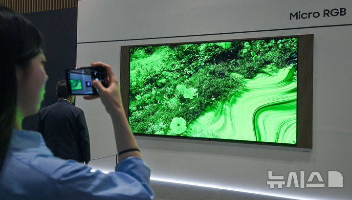 [수원=뉴시스] 김종택 기자 = 18일 경기 수원시 영통구 수원컨벤션센터에서 열린 '제57기 삼성전자 정기주주총회'에서 주주들이 130인치 마이크로 RGB TV를 보고 있다. (공동취재) 2026.03.18. photo@newsis.com