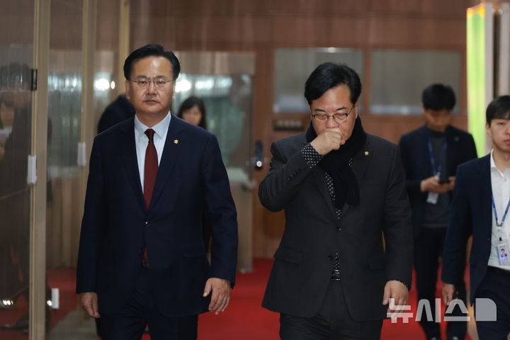 [서울=뉴시스] 고승민 기자 = 국민의힘 송언석 원내대표와 유상범 원내운영수석부대표가 18일 서울 여의도 국회에서 우원식 의장과 대화 후 의장실을 나서고 있다. 2026.03.18. kkssmm99@newsis.com