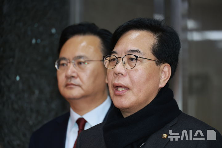 [서울=뉴시스] 고승민 기자 = 국민의힘 송언석 원내대표와 유상범 원내운영수석부대표가 18일 서울 여의도 국회에서 우원식 의장과 대화 후 취재진 질문에 답하고 있다. 2026.03.18. kkssmm99@newsis.com