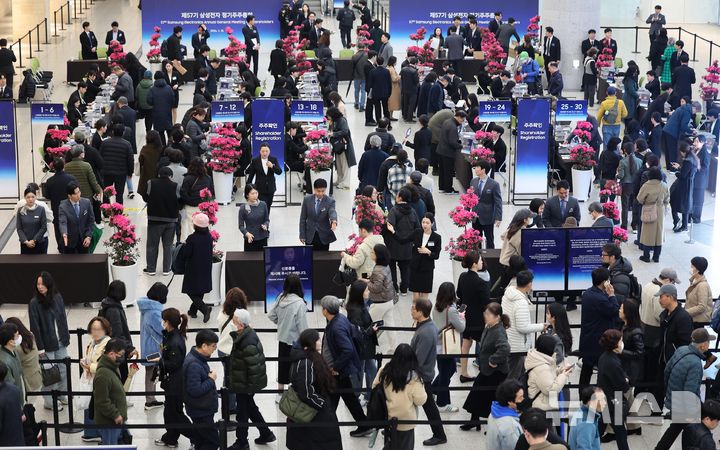 [수원=뉴시스] 김종택 기자 = 18일 경기 수원시 영통구 수원컨벤션센터에서 열린 '제57기 삼성전자 정기주주총회'에서 주주들이 주주확인을 하고 있다. (공동취재) 2026.03.18. photo@newsis.com