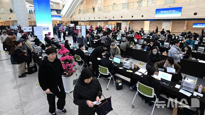 [수원=뉴시스] 김종택 기자 = 18일 경기 수원시 영통구 수원컨벤션센터에서 열린 '제57기 삼성전자 정기주주총회'에서 주주들이 입장하기 위해 길게 줄 서 있다. (공동취재) 2026.03.18. photo@newsis.com