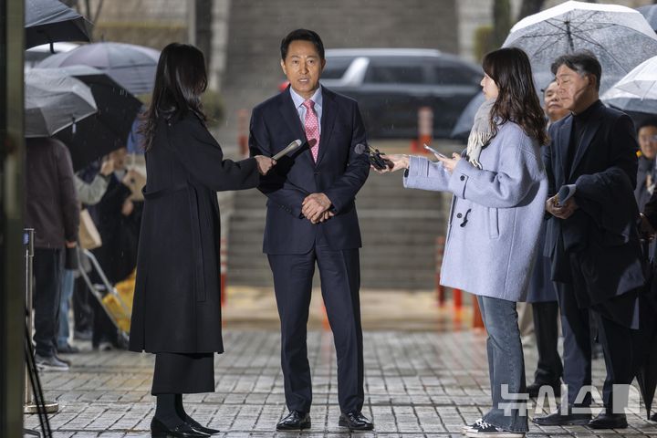 [서울=뉴시스] 조성우 기자 = '명태균 여론조사비 대납' 의혹으로 기소된 오세훈 서울시장이 18일 오전 서울 서초구 서울중앙지방법원에서 열린 정치자금법 위반 혐의 관련 2차 공판에 출석하며 취재진 질문에 답하고 있다. (공동취재) 2026.03.18. photo@newsis.com