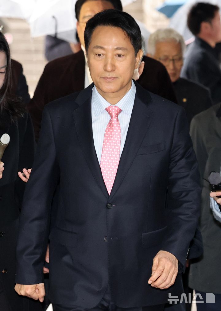 [서울=뉴시스] 조성우 기자 = '명태균 여론조사비 대납' 의혹으로 기소된 오세훈 서울시장이 18일 오전 서울 서초구 서울중앙지방법원에서 열린 정치자금법 위반 혐의 관련 2차 공판에 출석하고 있다. (공동취재) 2026.03.18. photo@newsis.com