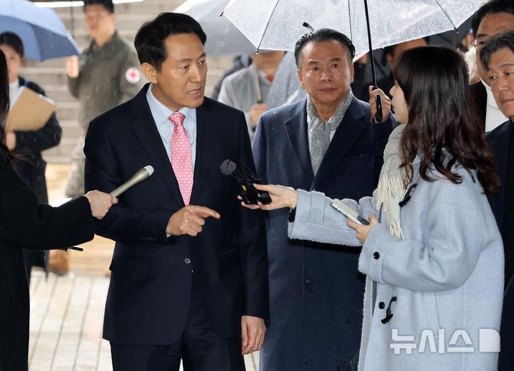 [서울=뉴시스] 조성우 기자 = '명태균 여론조사비 대납' 의혹으로 기소된 오세훈 서울시장이 18일 오전 서울 서초구 서울중앙지방법원에서 열린 정치자금법 위반 혐의 관련 2차 공판에 출석하며 취재진 질문에 답하고 있다. (공동취재) 2026.03.18. photo@newsis.com