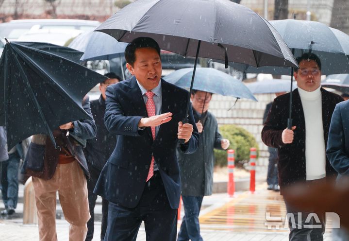 [서울=뉴시스] 조성우 기자 = '명태균 여론조사비 대납' 의혹으로 기소된 오세훈 서울시장이 18일 오전 서울 서초구 서울중앙지방법원에서 열린 정치자금법 위반 혐의 관련 2차 공판에 출석하고 있다. (공동취재) 2026.03.18. photo@newsis.com