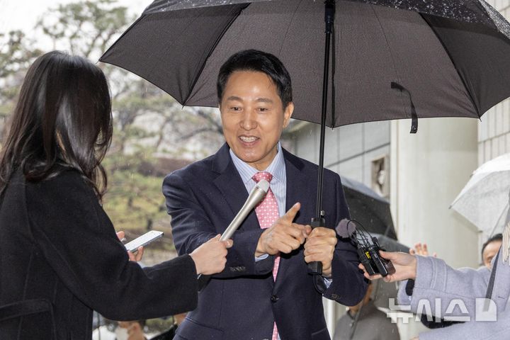 [서울=뉴시스] 조성우 기자 = '명태균 여론조사비 대납' 의혹으로 기소된 오세훈 서울시장이 18일 오전 서울 서초구 서울중앙지방법원에서 열린 정치자금법 위반 혐의 관련 2차 공판에 출석하고 있다. (공동취재) 2026.03.18. photo@newsis.com